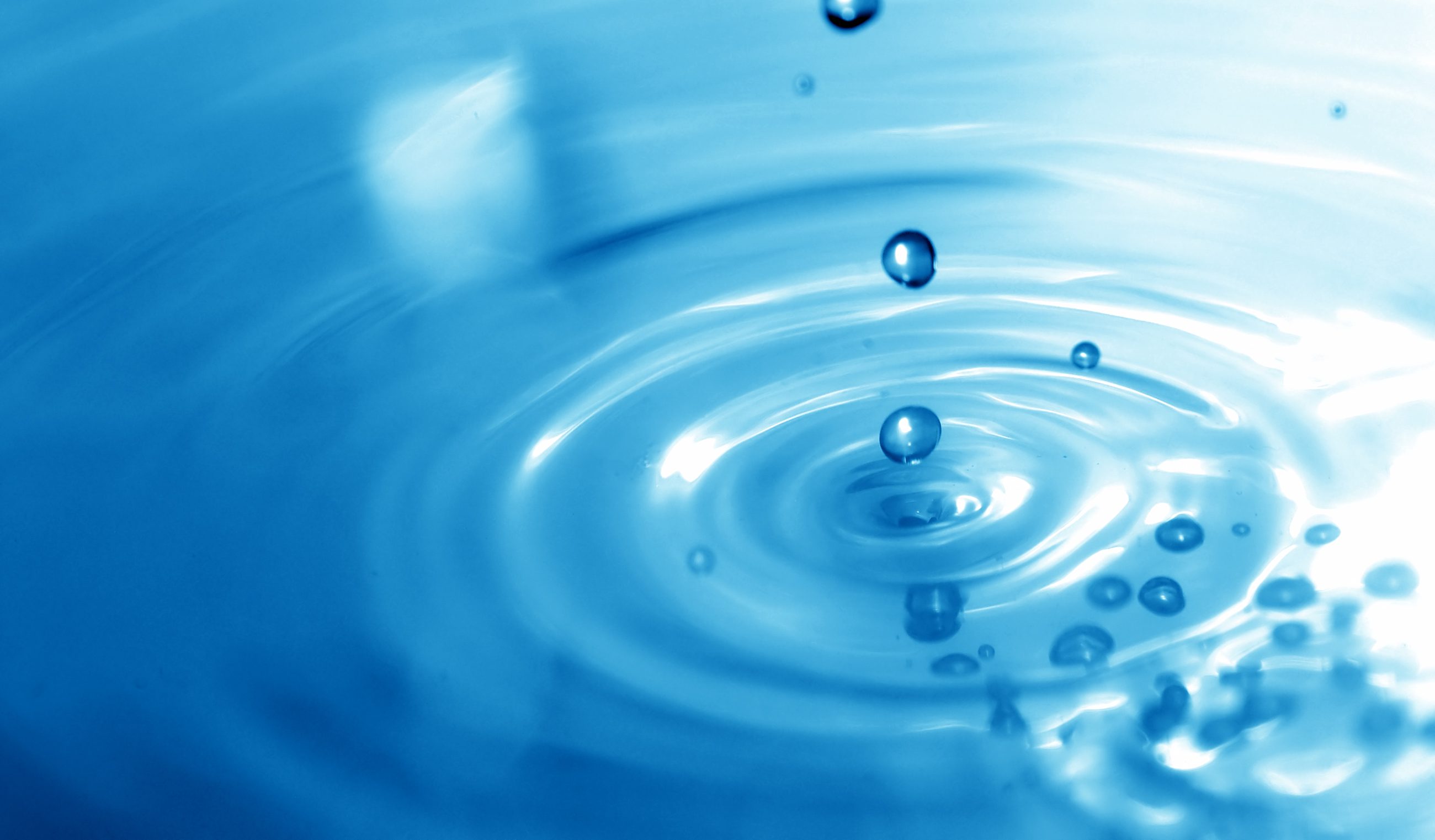 Сток жидкости. Сток воды. Капля падает в воду. Стоячая вода. Голубой фон с каплями воды внизу.
